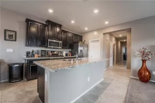 Photo #4: 2464658 Listing