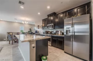 Photo #5: 2464658 Listing