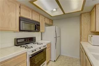 Photo #5: 2464853 Listing