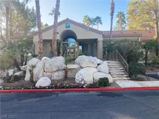 Photo #3: 2464867 Listing