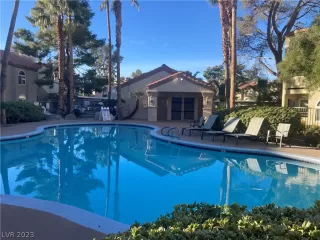 Photo #4: 2464867 Listing