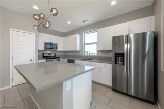 Photo #5: 2464911 Listing