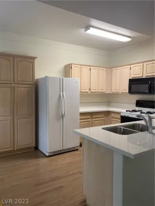 Photo #5: 2464932 Listing 