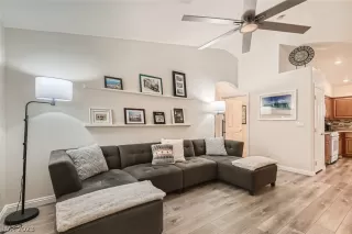 Photo #4: 2464947 Listing