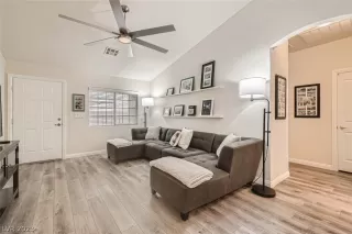 Photo #6: 2464947 Listing