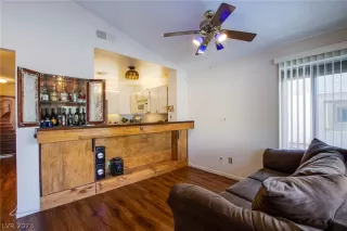 Photo #4: 2464966 Listing