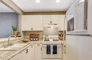 Photo #6: 2465000 Listing 