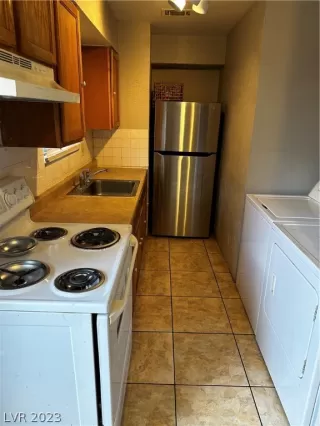 Photo #4: 2465049 Listing