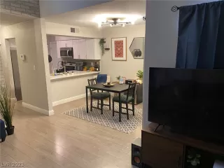 Photo #6: 2465514 Listing