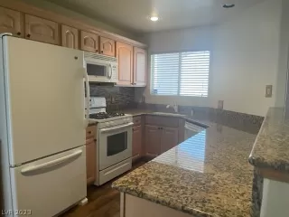 Photo #5: 2465551 Listing 