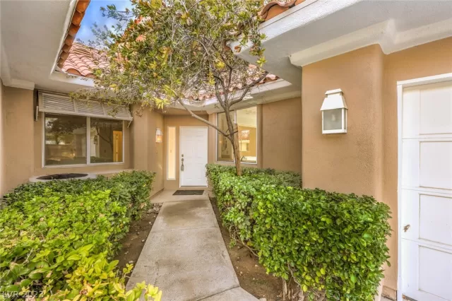 MLS: 2465724 Condo For Sale