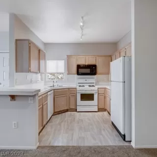 Photo #5: 2465925 Listing