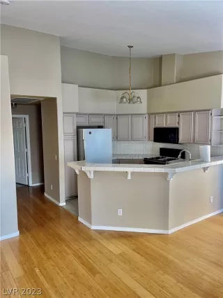 Photo #2: 2466401 Listing 