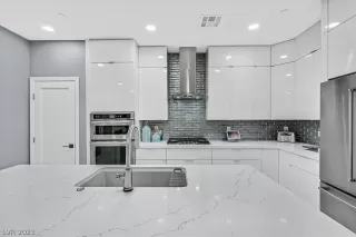 Photo #4: 2466649 Listing