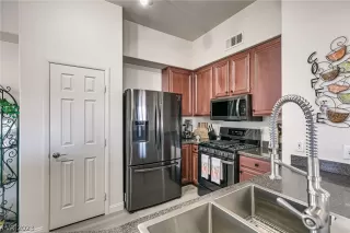 Photo #4: 2466849 Listing