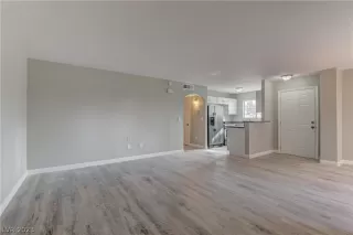 Photo #6: 2466868 Listing