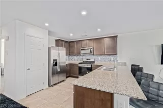 Photo #2: 2467012 Listing 