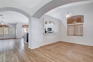 Photo #4: 2467082 Listing