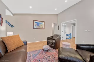 Photo #5: 2467629 Listing