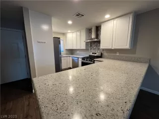 Photo #2: 2468008 Listing 