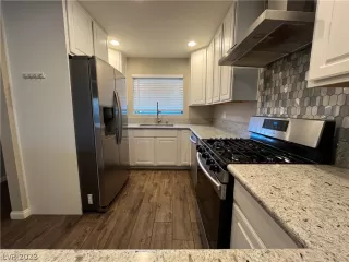 Photo #3: 2468008 Listing 