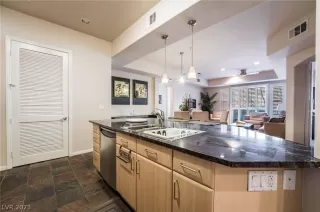 Photo #4: 2468800 Listing