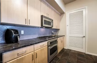 Photo #5: 2468800 Listing