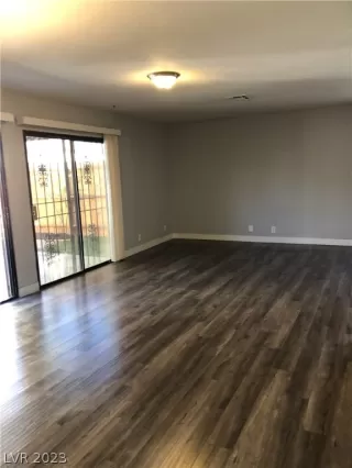 Photo #5: 2468887 Listing