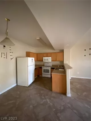 Photo #5: 2468894 Listing