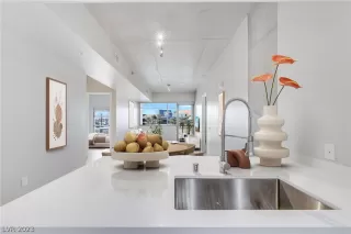 Photo #3: 2468905 Listing