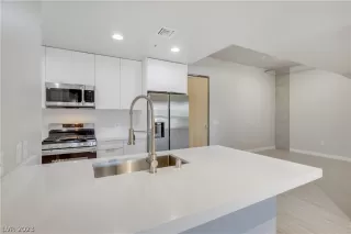 Photo #4: 2468905 Listing