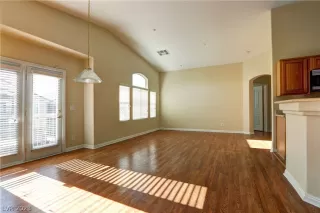 Photo #4: 2469379 Listing