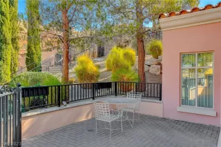 Photo #6: 2469501 Listing