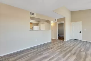 Photo #5: 2469557 Listing