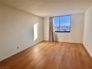 Photo #6: 2469999 Listing 