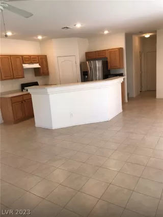 Photo #3: 2470026 Listing 