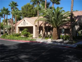 Photo #2: 2470030 Listing 