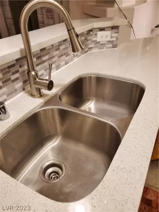 Photo #5: 2470042 Listing 