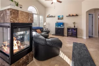 Photo #4: 2470339 Listing