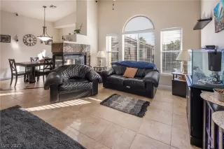 Photo #5: 2470339 Listing