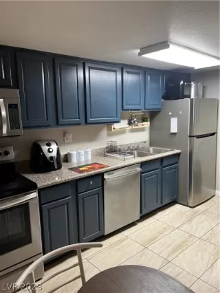 Photo #5: 2471421 Listing