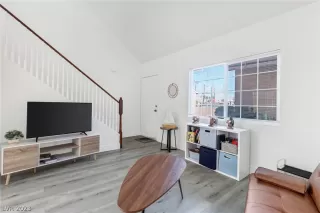 Photo #5: 2471586 Listing