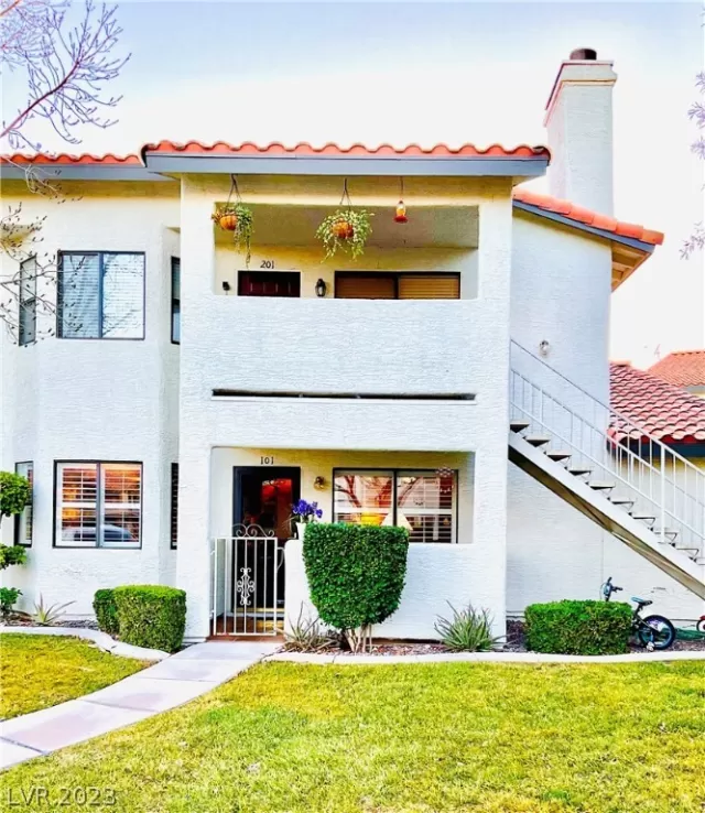 MLS: 2471652 Condo For Sale