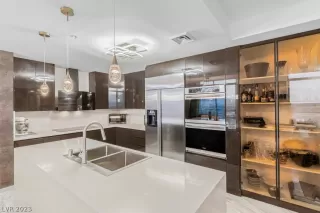 Photo #4: 2471860 Listing