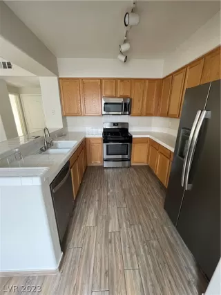 Photo #3: 2471861 Listing 