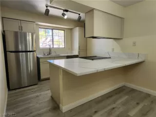 Photo #3: 2472038 Listing 