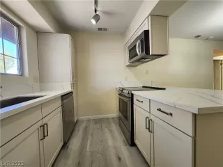 Photo #5: 2472038 Listing 