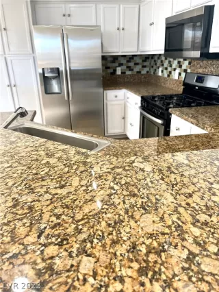 Photo #3: 2472229 Listing 