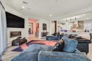 Photo #6: 2472935 Listing