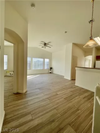 Photo #5: 2473046 Listing